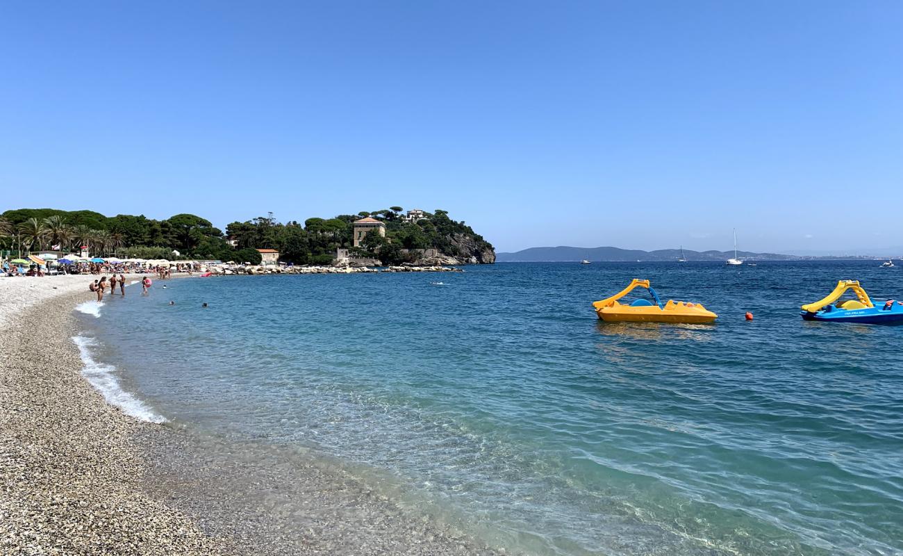 Foto de Playa Cavo con guijarro fino gris superficie