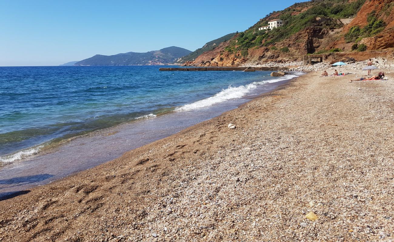 Foto de Cala Seregola con arena/guijarros negro superficie