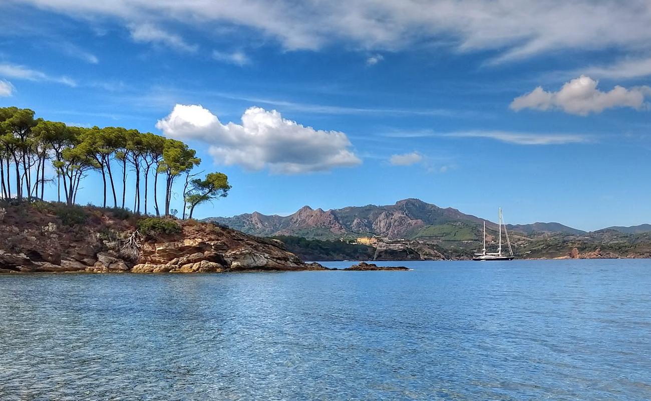 Foto de Istia beach con arena de concha brillante superficie