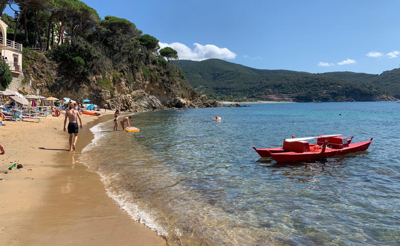 Foto de Playa Forno con arena brillante superficie