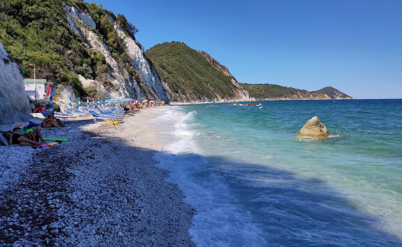 Foto de Playa Sottobomba con guijarro blanco superficie