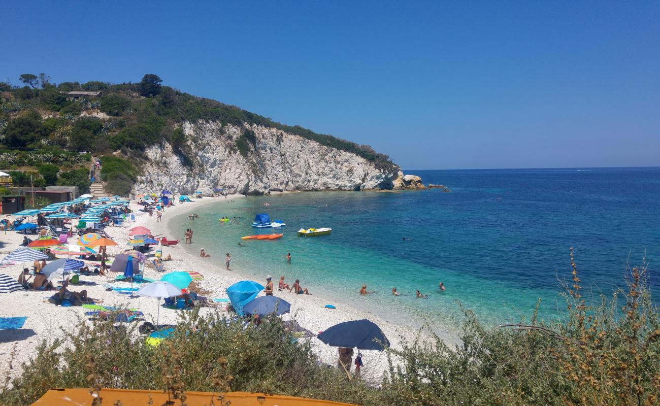 Foto de Spiaggia Della Padulella con guijarro blanco superficie