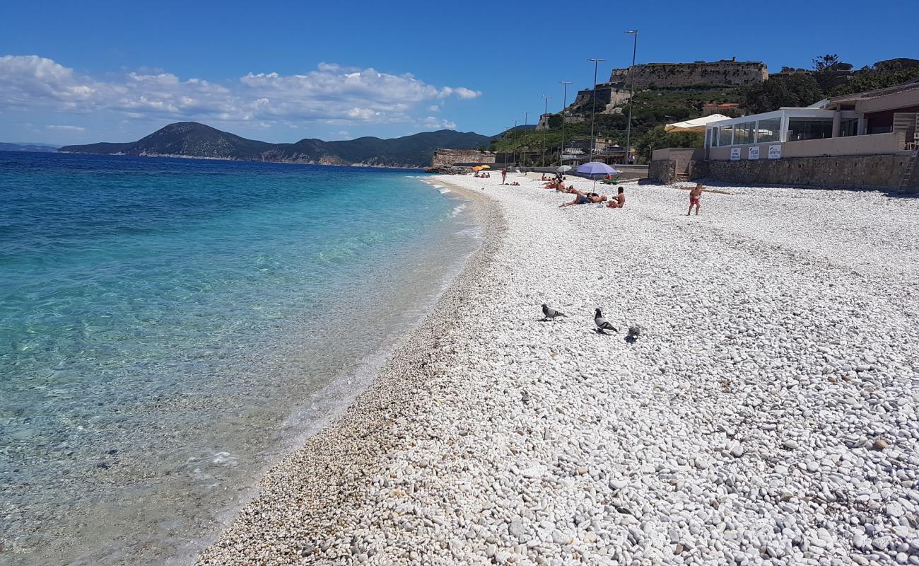 Foto de Spiaggia delle Ghiaie con guijarro fino blanco superficie