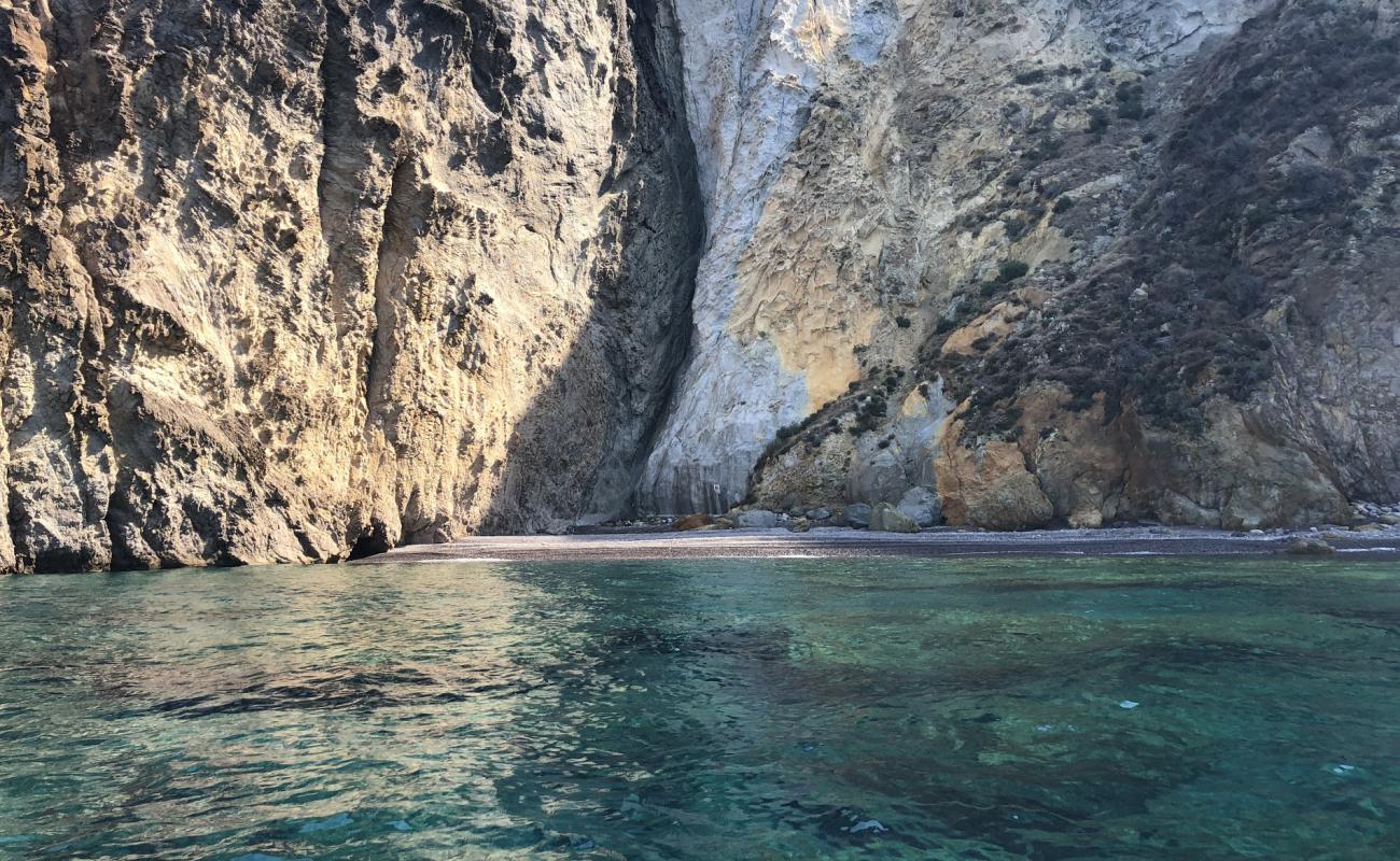 Foto de Spiaggia delle Grottelle con guijarro ligero superficie