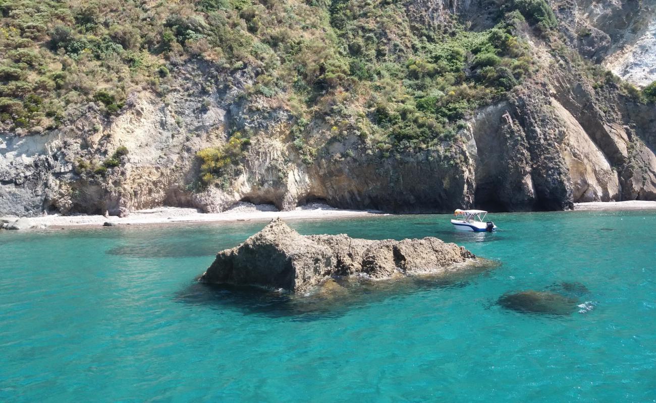 Foto de Spiaggia di Vricci con guijarro blanco superficie