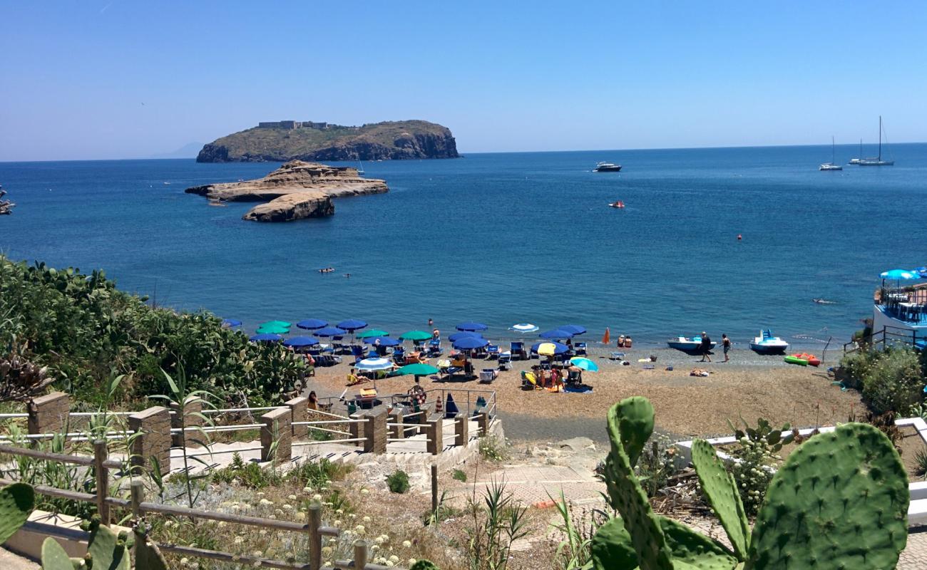 Foto de Cala Nave rodeado de montañas