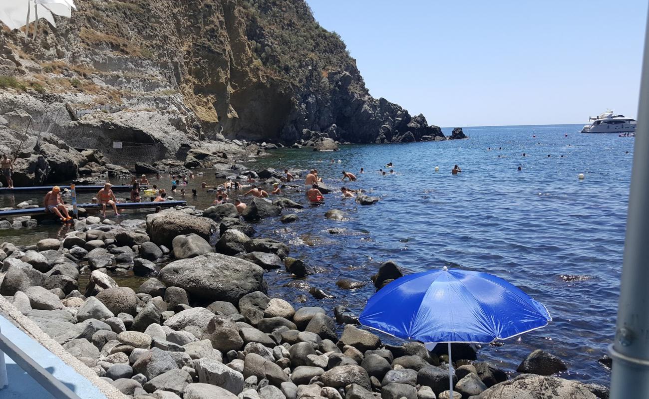 Foto de Baia di Sorgeto con piedra superficie