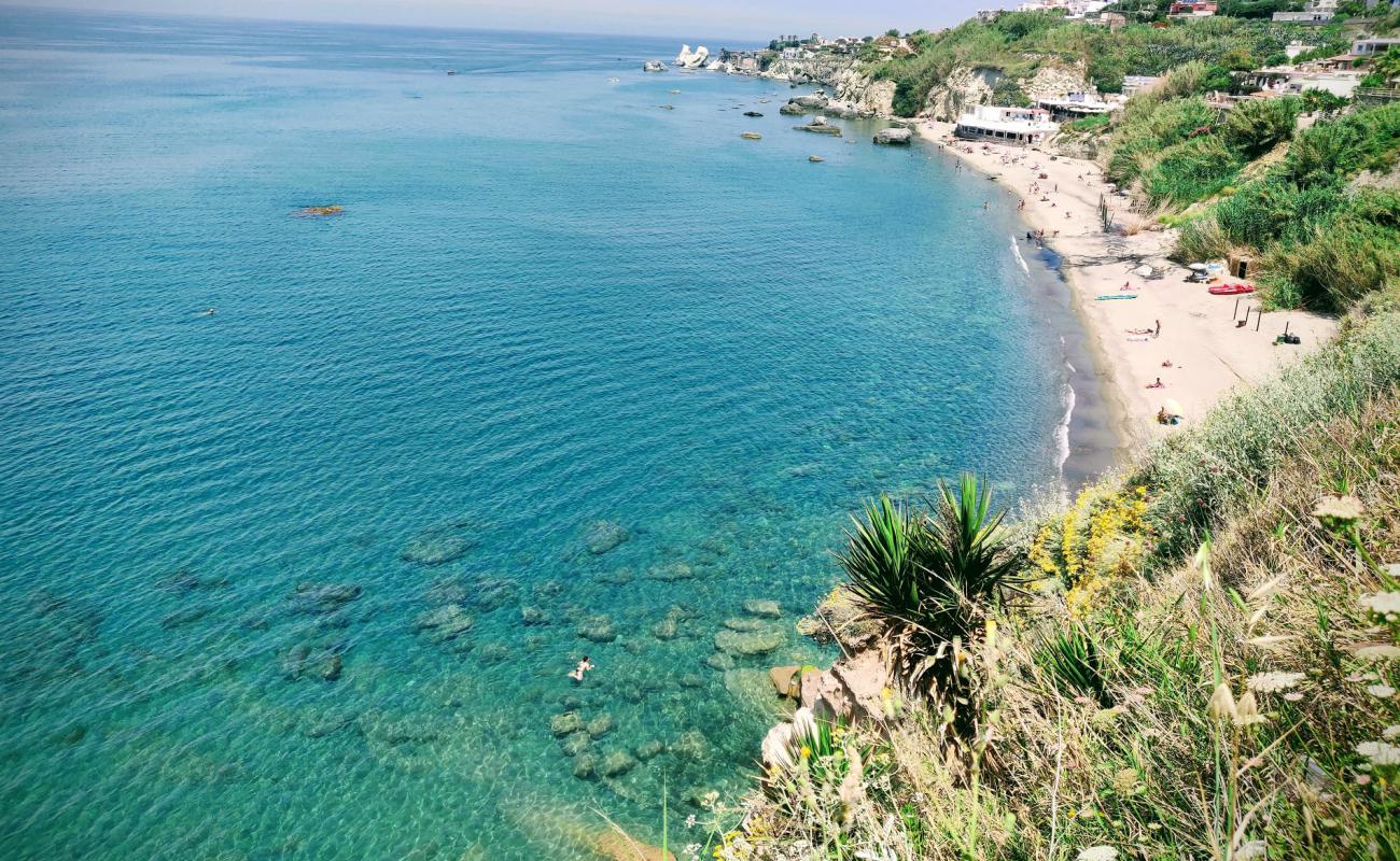 Foto de Spiaggia Cava Dell'Isola con brillante arena fina superficie