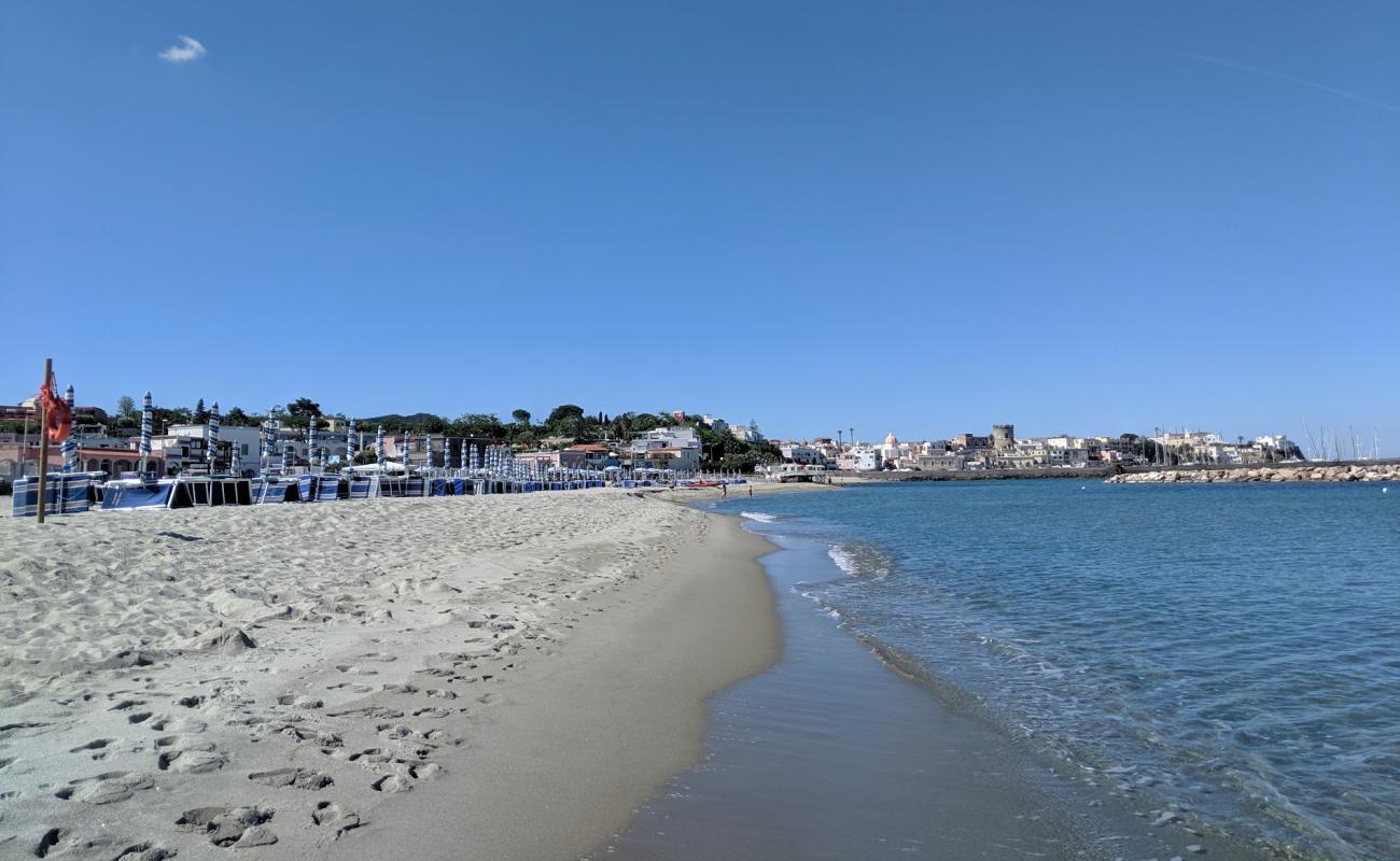 Foto de Spiaggia della Chiaia con brillante arena fina superficie