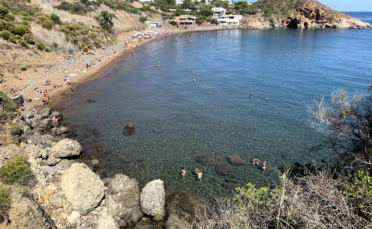 Foto de Cala Zimmari con arena oscura superficie