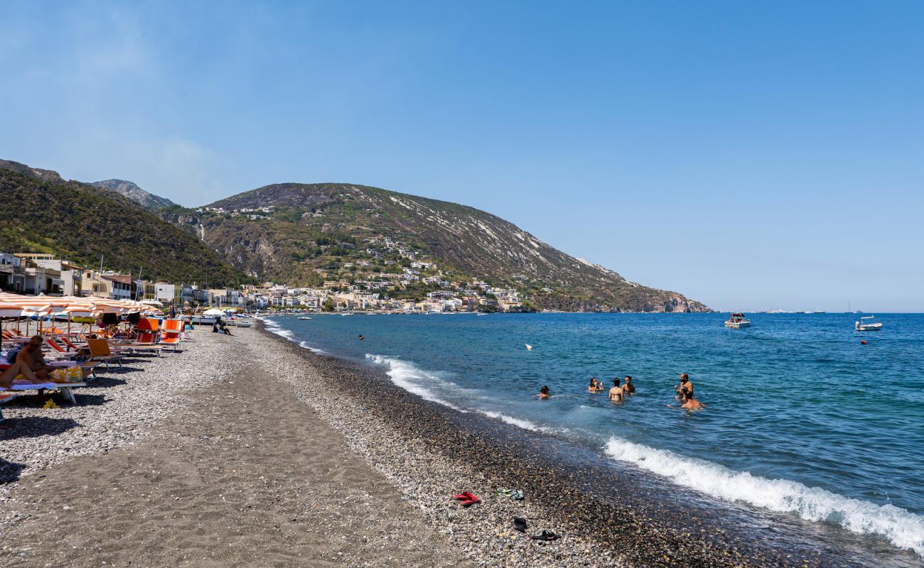 Foto de Canneto beach con guijarro ligero superficie