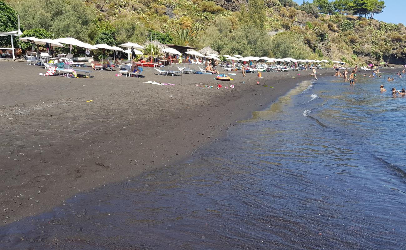 Foto de Punta Dell'asino beach con arena negra superficie