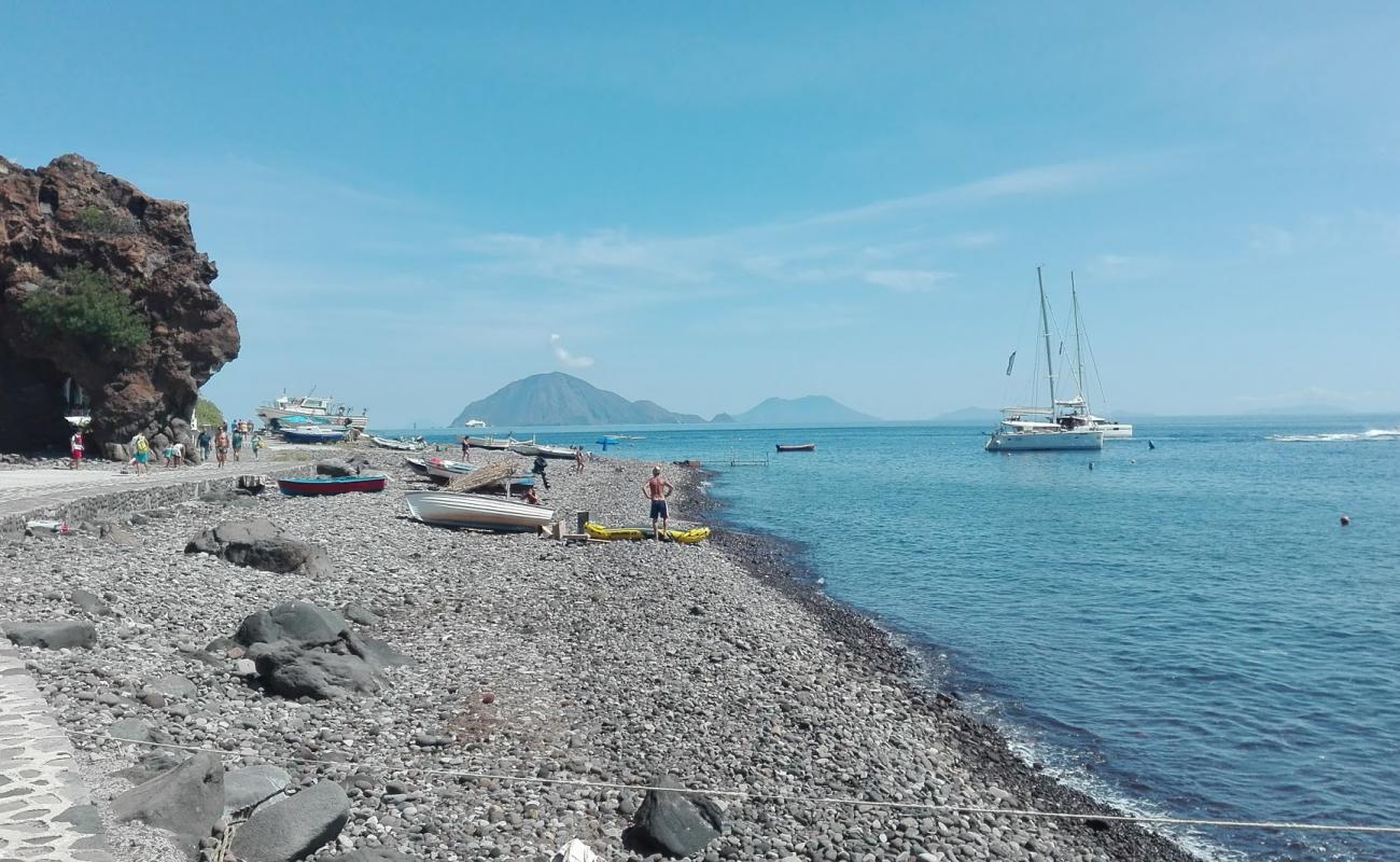 Foto de Alicudi Harbor beach con guijarro gris superficie