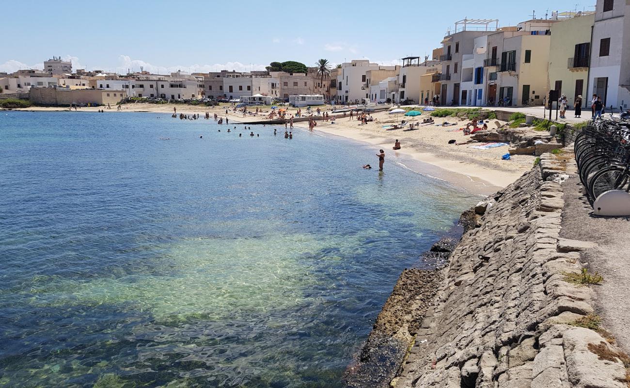 Foto de Playa Praia (Favignana) con arena brillante superficie