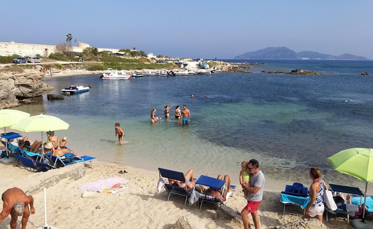 Foto de Cala San Nicola beach con brillante arena fina superficie