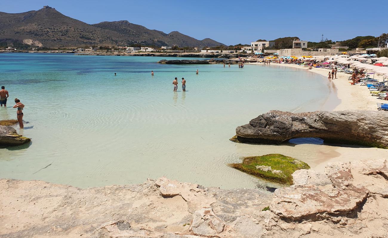 Foto de Playa de Lido Burrone con arena fina blanca superficie