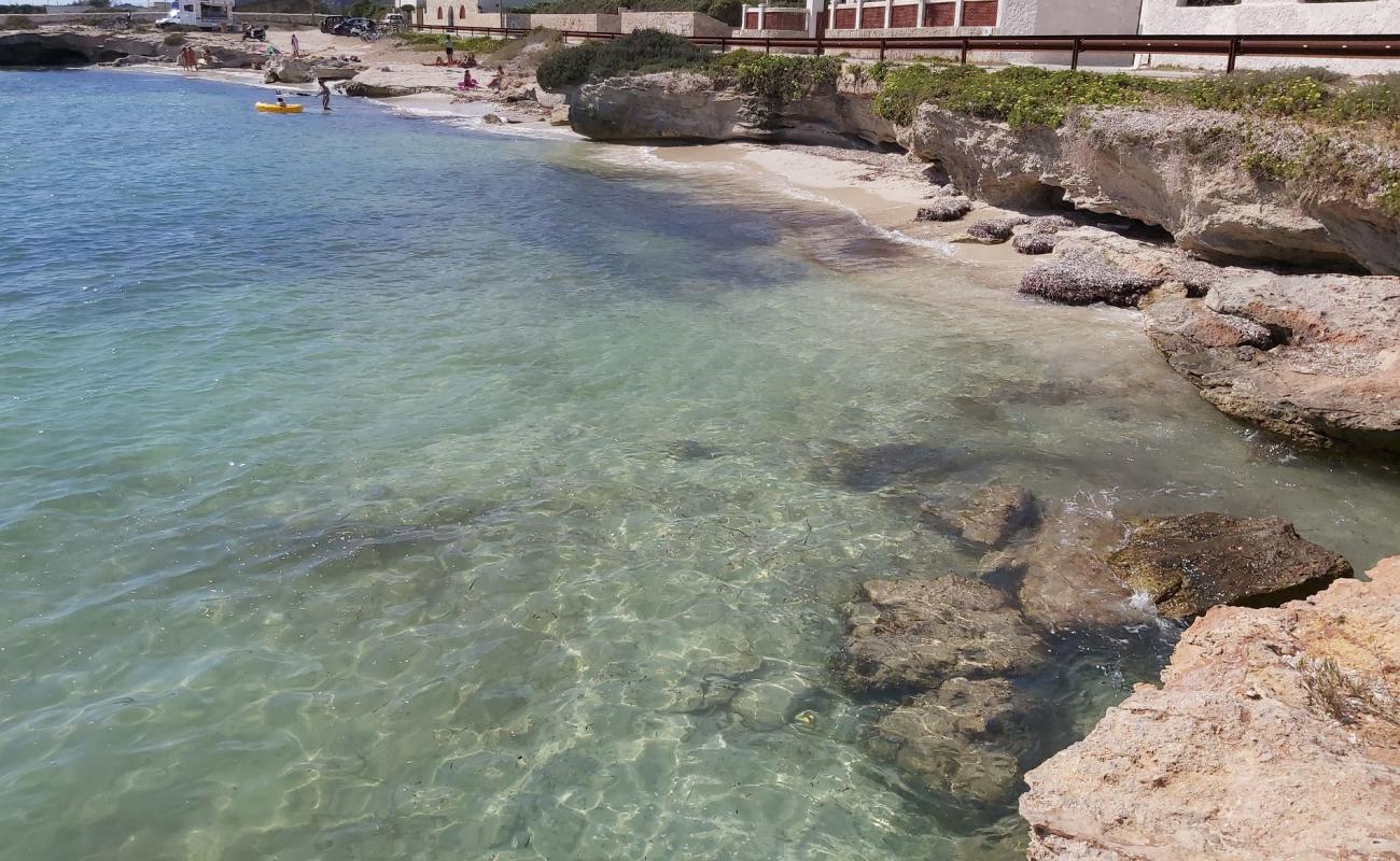 Foto de Spiaggia Di Calamoni con arena fina blanca superficie