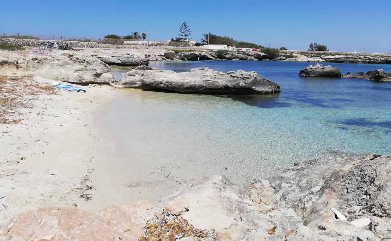 Foto de Calamoni beach con arena brillante superficie