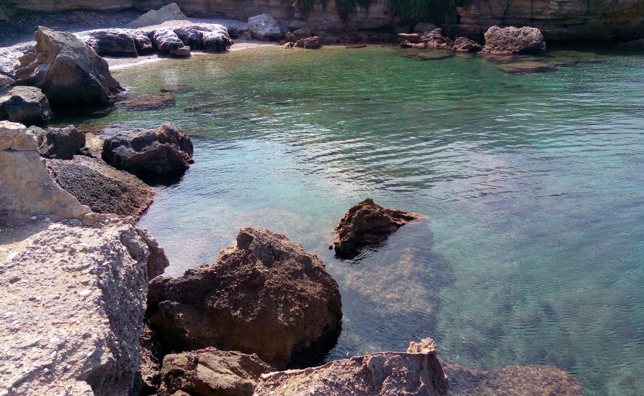 Foto de Spiaggia di Calafumere con piedra superficie