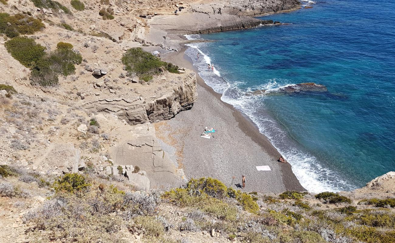 Foto de La Praia dei Nacchi con guijarro gris superficie