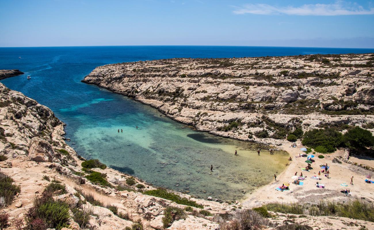 Foto de Cala Galera con arena brillante superficie