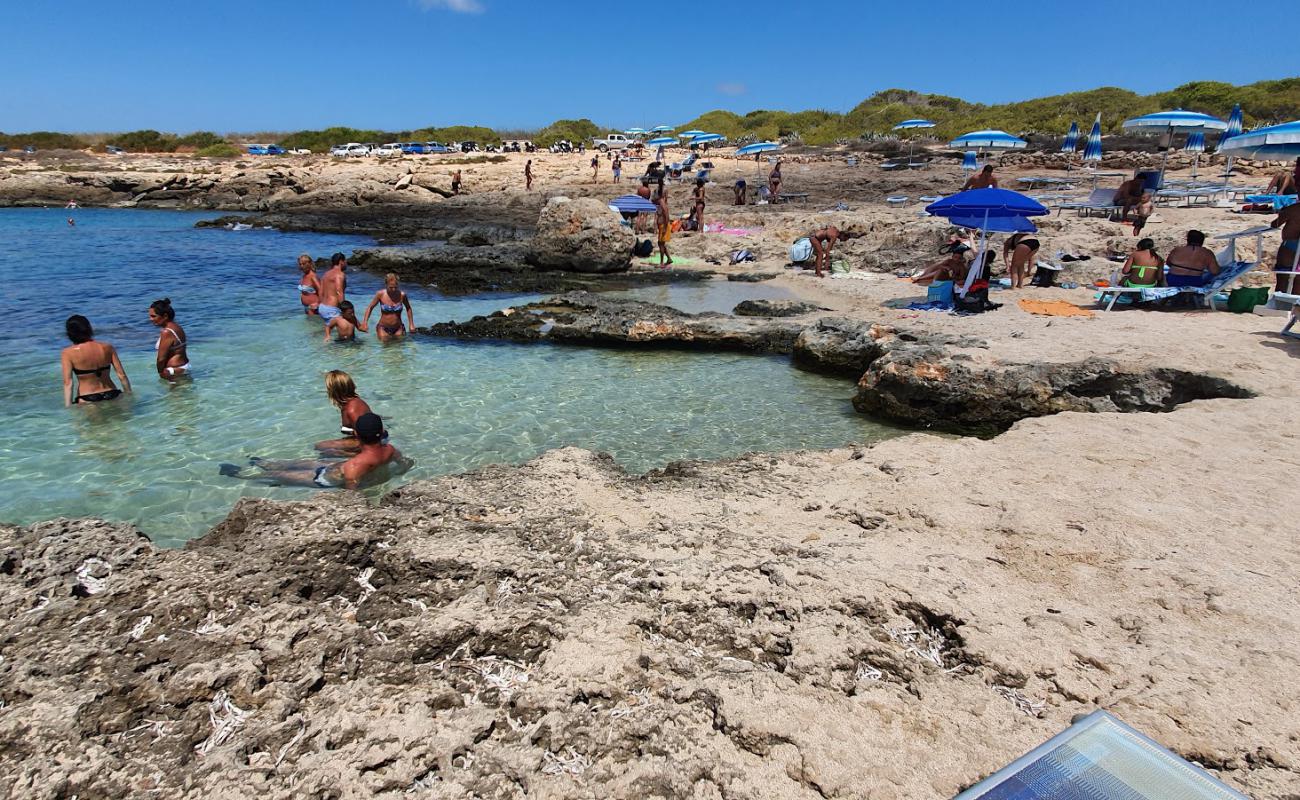 Foto de Cala Maluk con arena/piedras marrón superficie