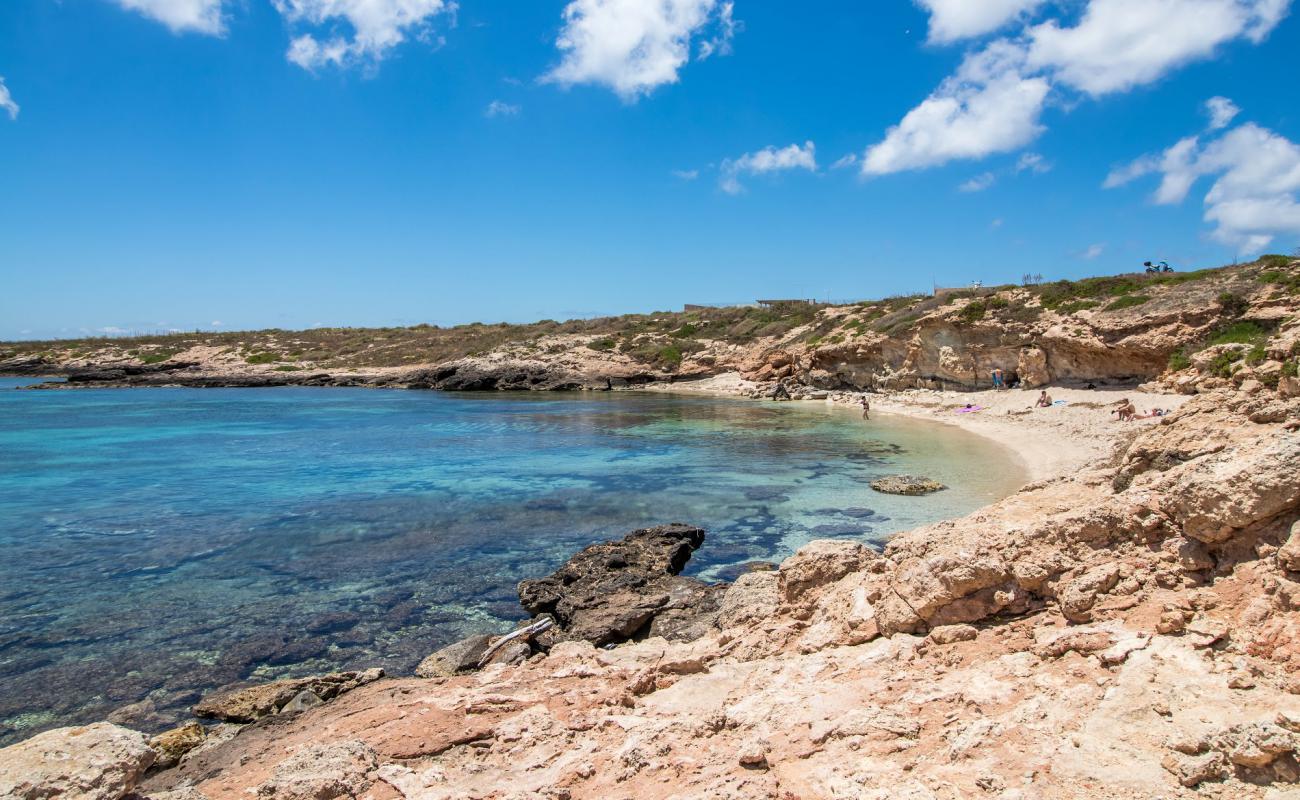 Foto de Cala Spugne con arena oscura superficie