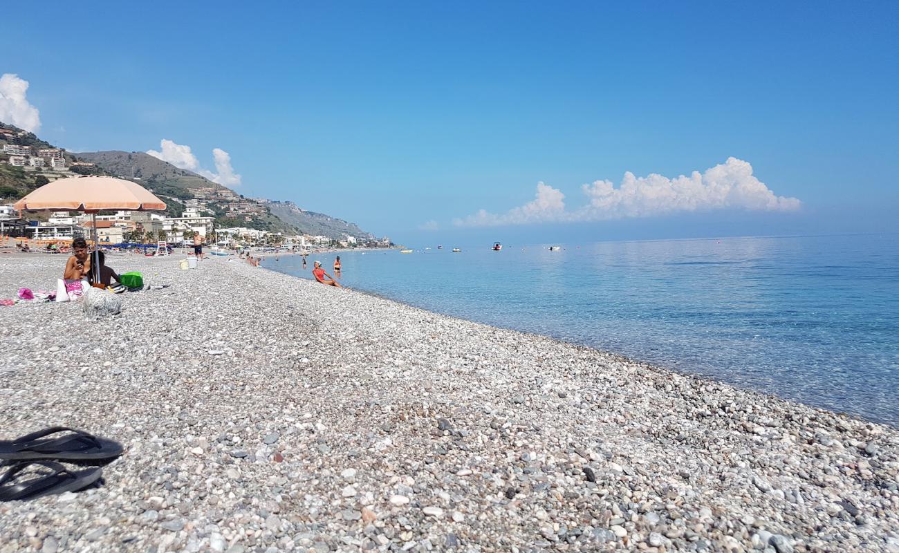 Foto de Playa de Letojanni con guijarro ligero superficie