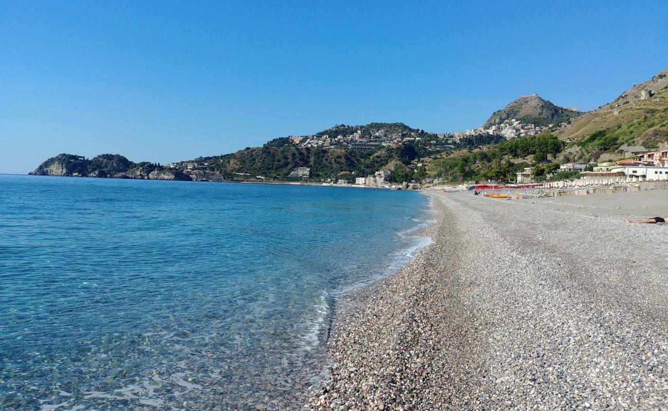 Foto de Spiaggia di Mazzeo con guijarro ligero superficie