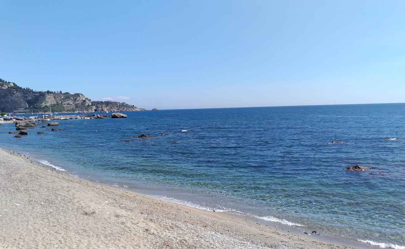 Foto de Spiaggia Giardini Naxos con arena/guijarros negro superficie