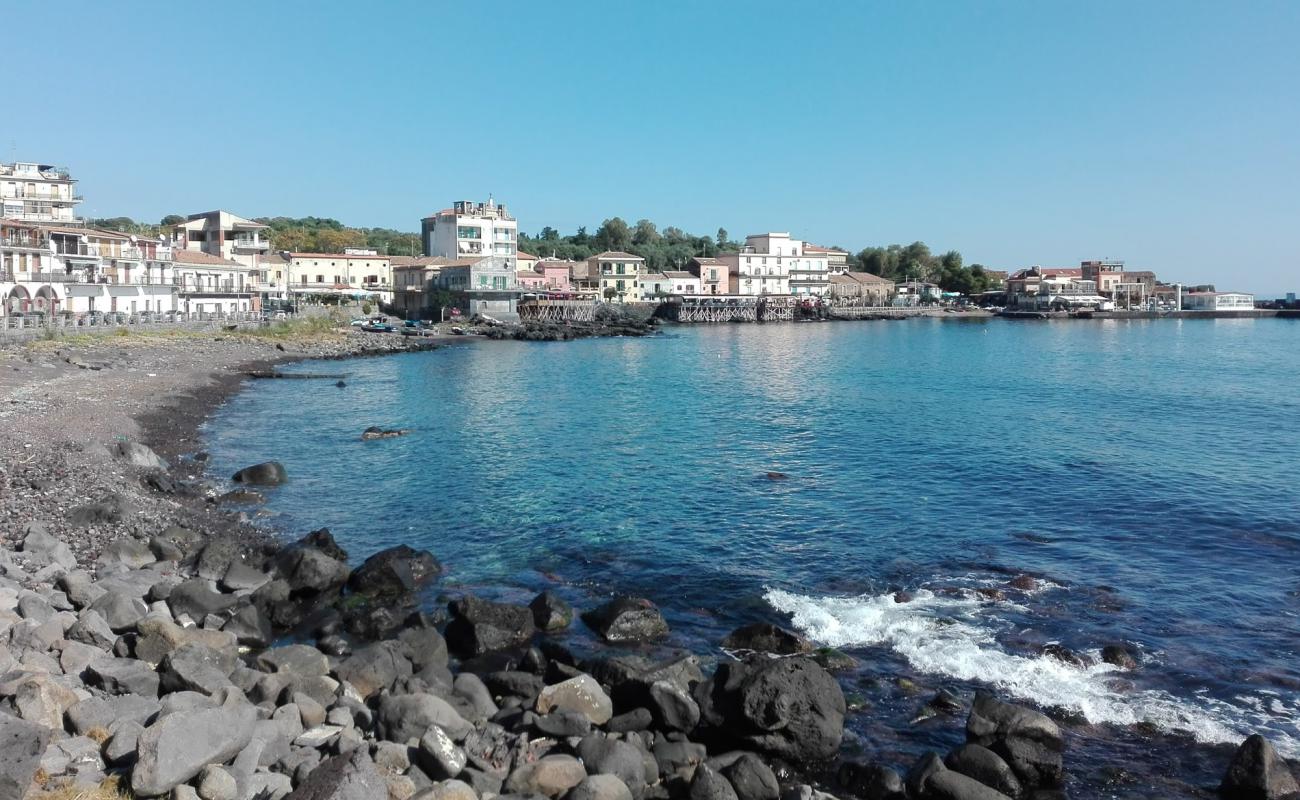 Foto de Spiaggia di Capomulini con guijarro gris superficie