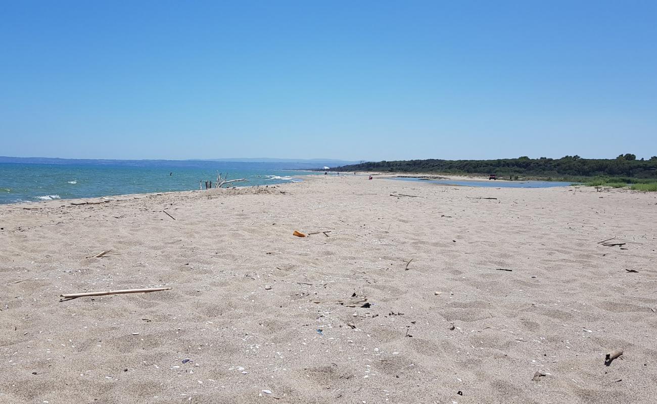 Foto de Primosole beach con arena oscura superficie