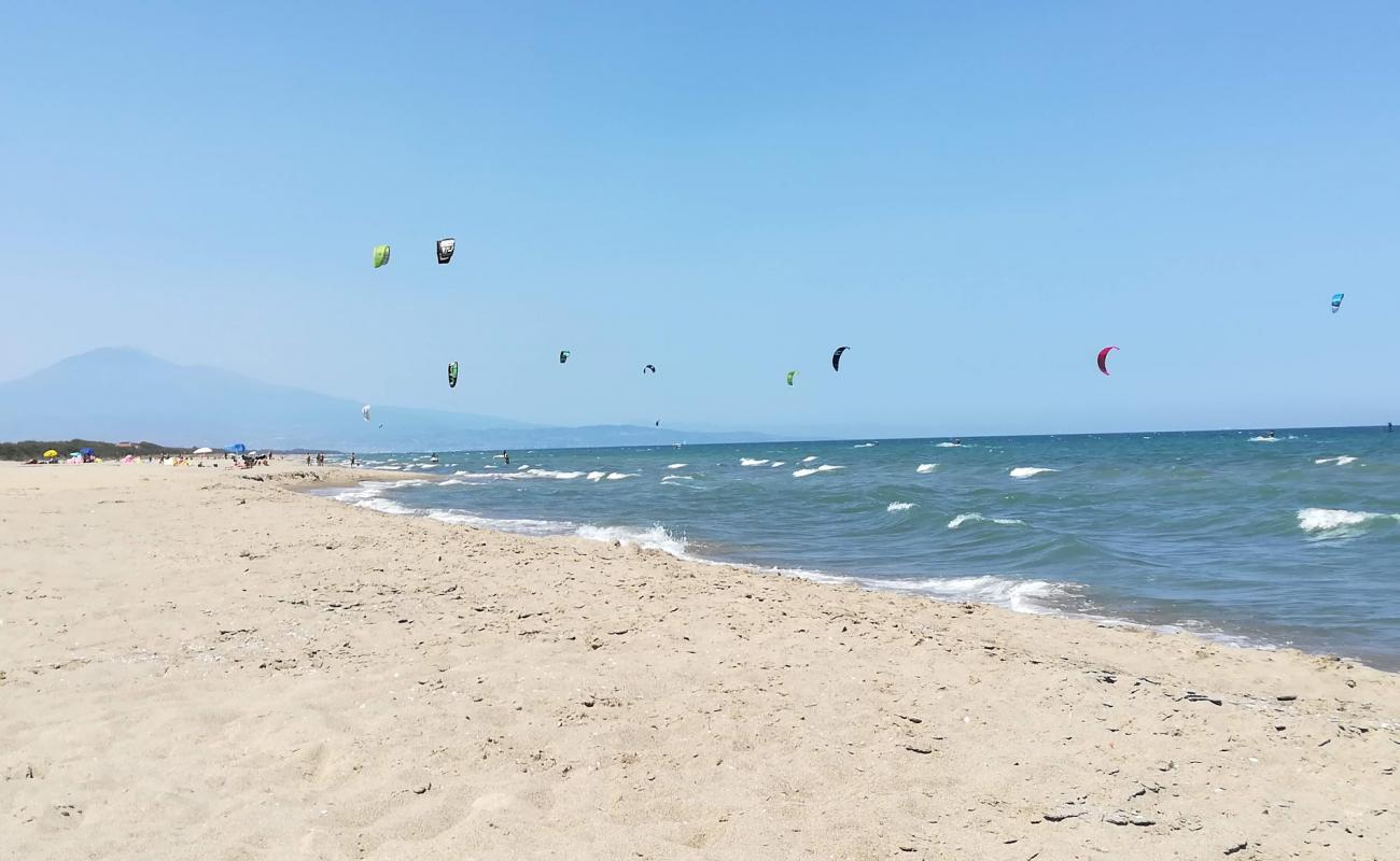 Foto de Agnone beach con arena fina oscura superficie