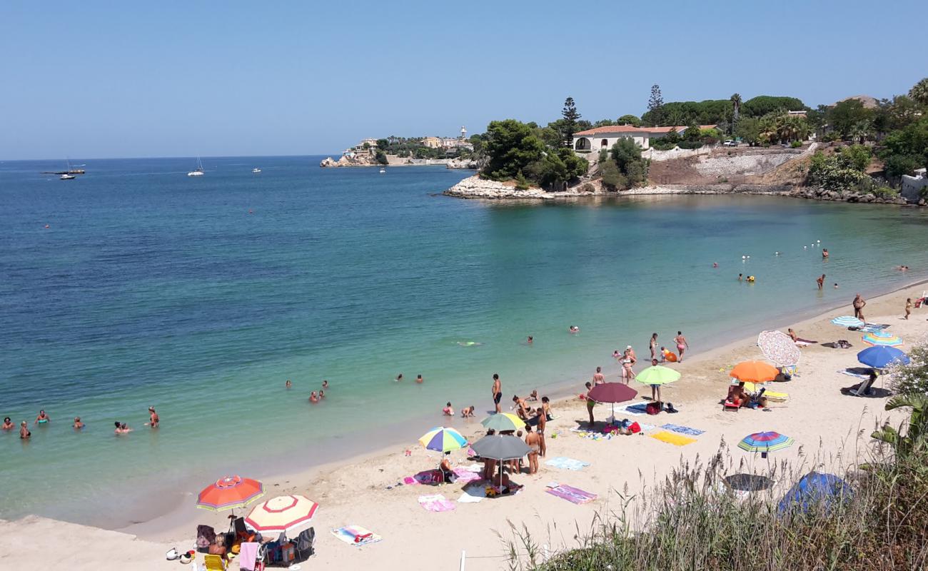 Foto de Spiaggia Punta del Pero con arena fina oscura superficie