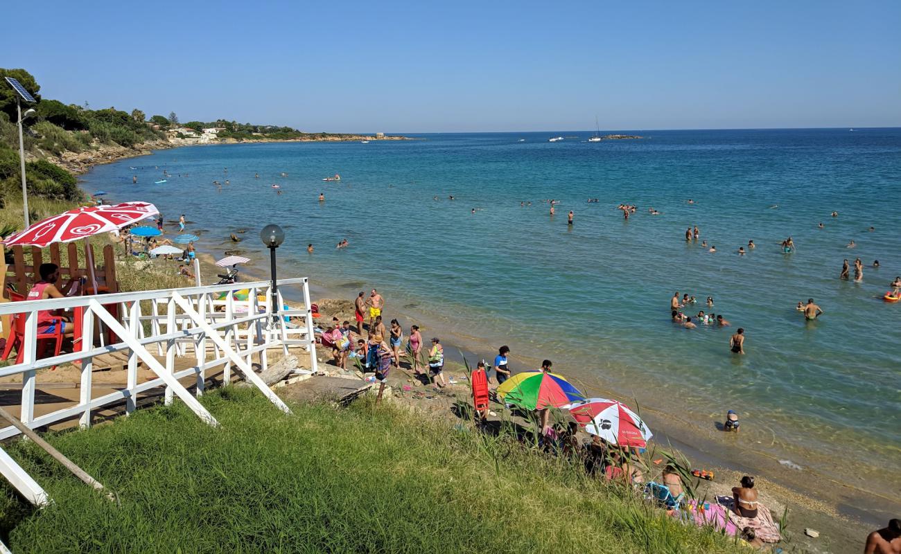 Foto de Spiaggia Fanusa con arena/piedras marrón superficie