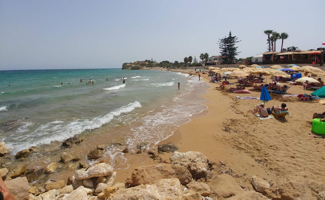 Foto de Spiaggia Di Gallina con arena fina oscura superficie