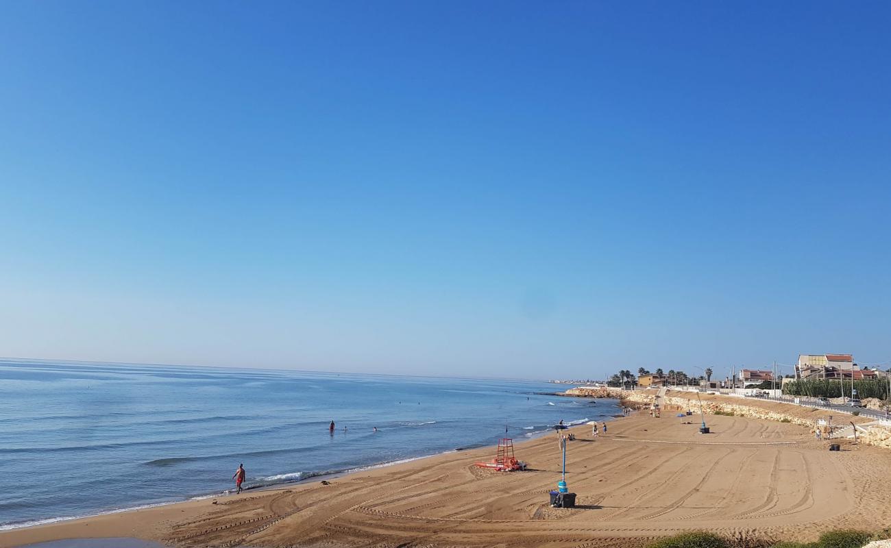 Foto de Spiaggia Di Avola con arena oscura superficie