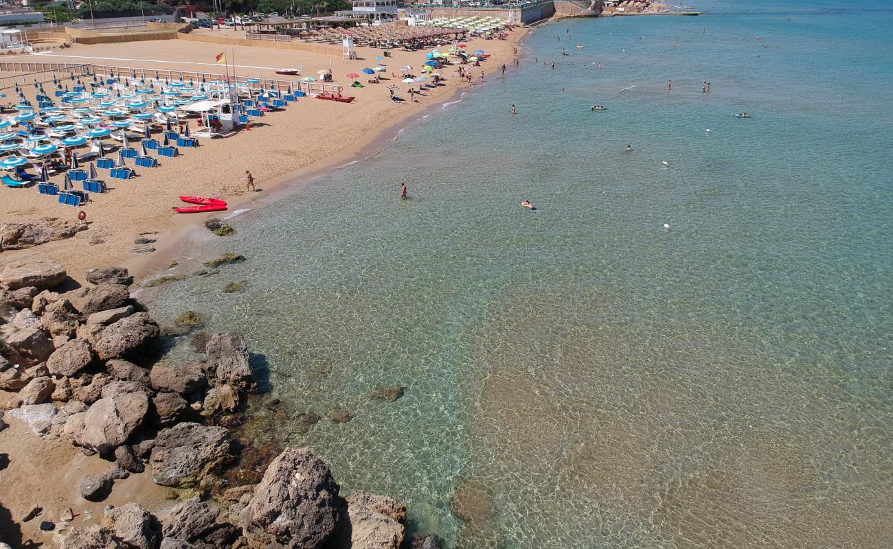 Foto de Spiaggia Di Lido Di Noto, Eloro con arena oscura superficie