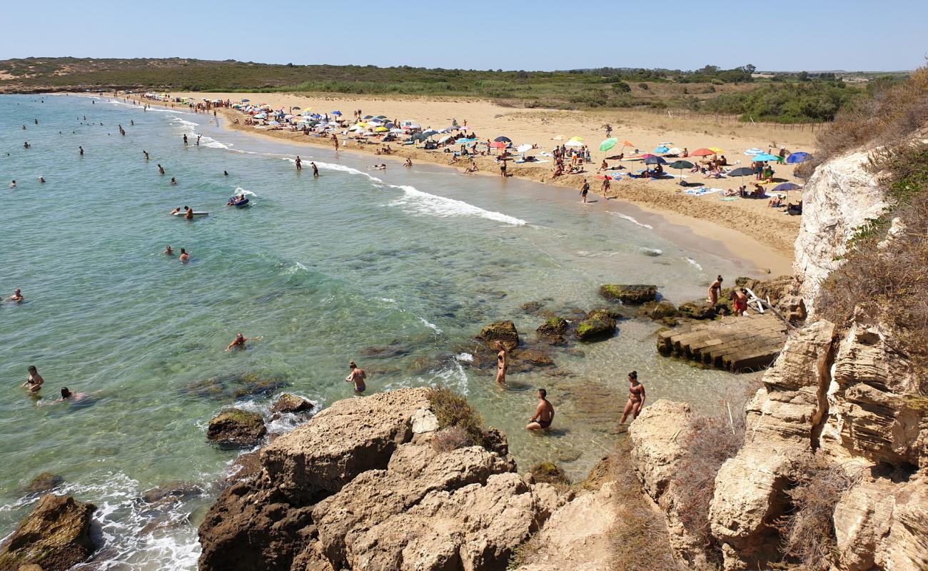 Foto de Playa Eloro con arena fina oscura superficie