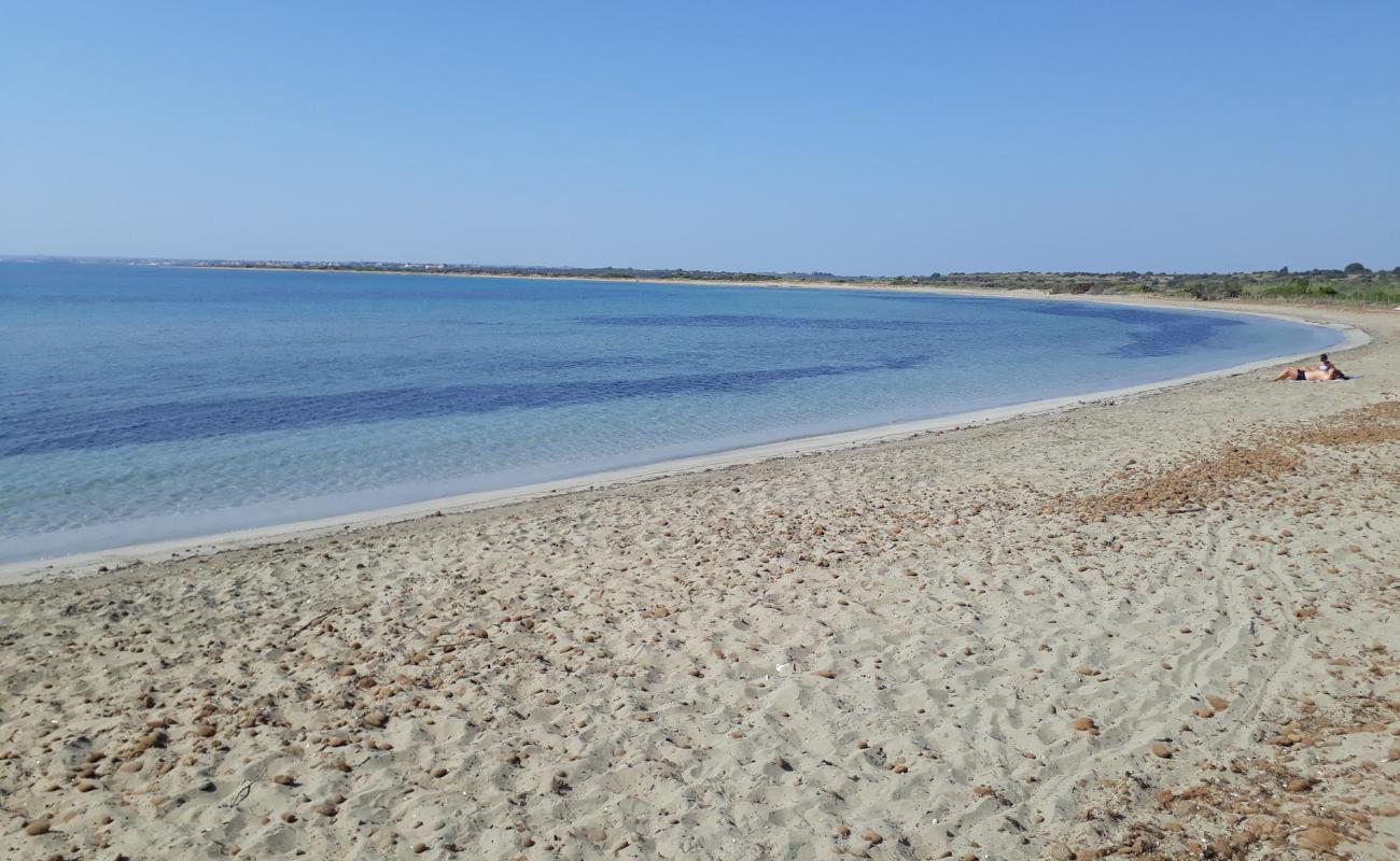 Foto de Playa de Vendicari con arena oscura superficie