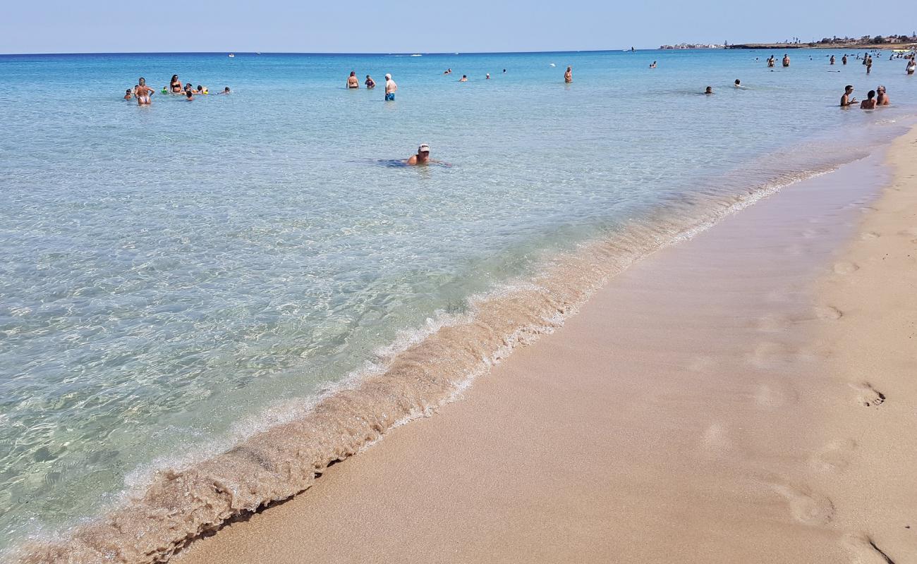 Foto de Playa de San Lorenzo con arena fina oscura superficie