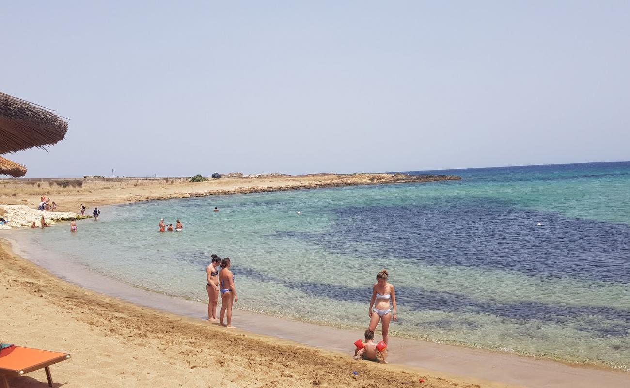 Foto de Spiaggia Cavettone con arena oscura superficie