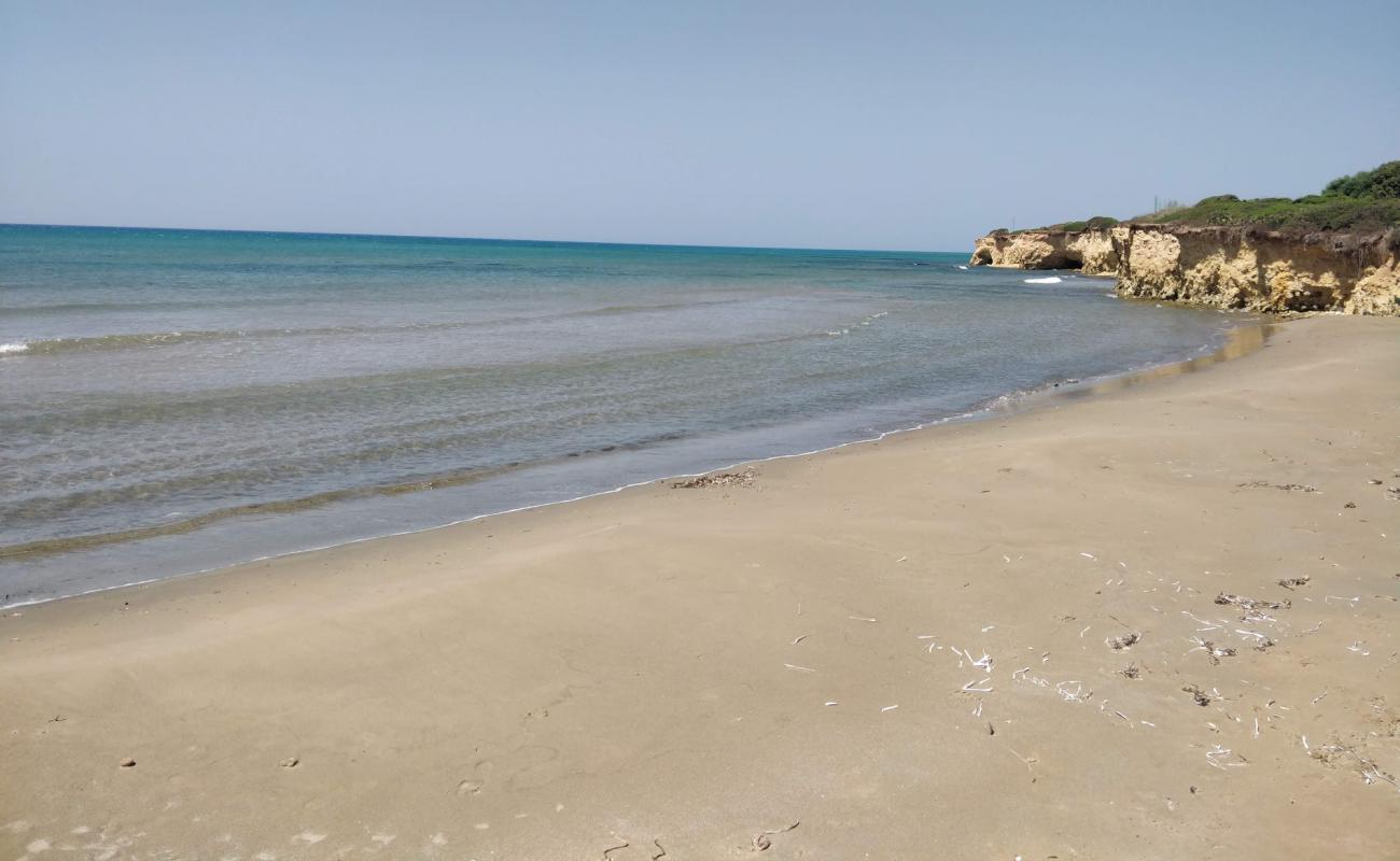 Foto de Porto Ulisse beach con arena oscura superficie