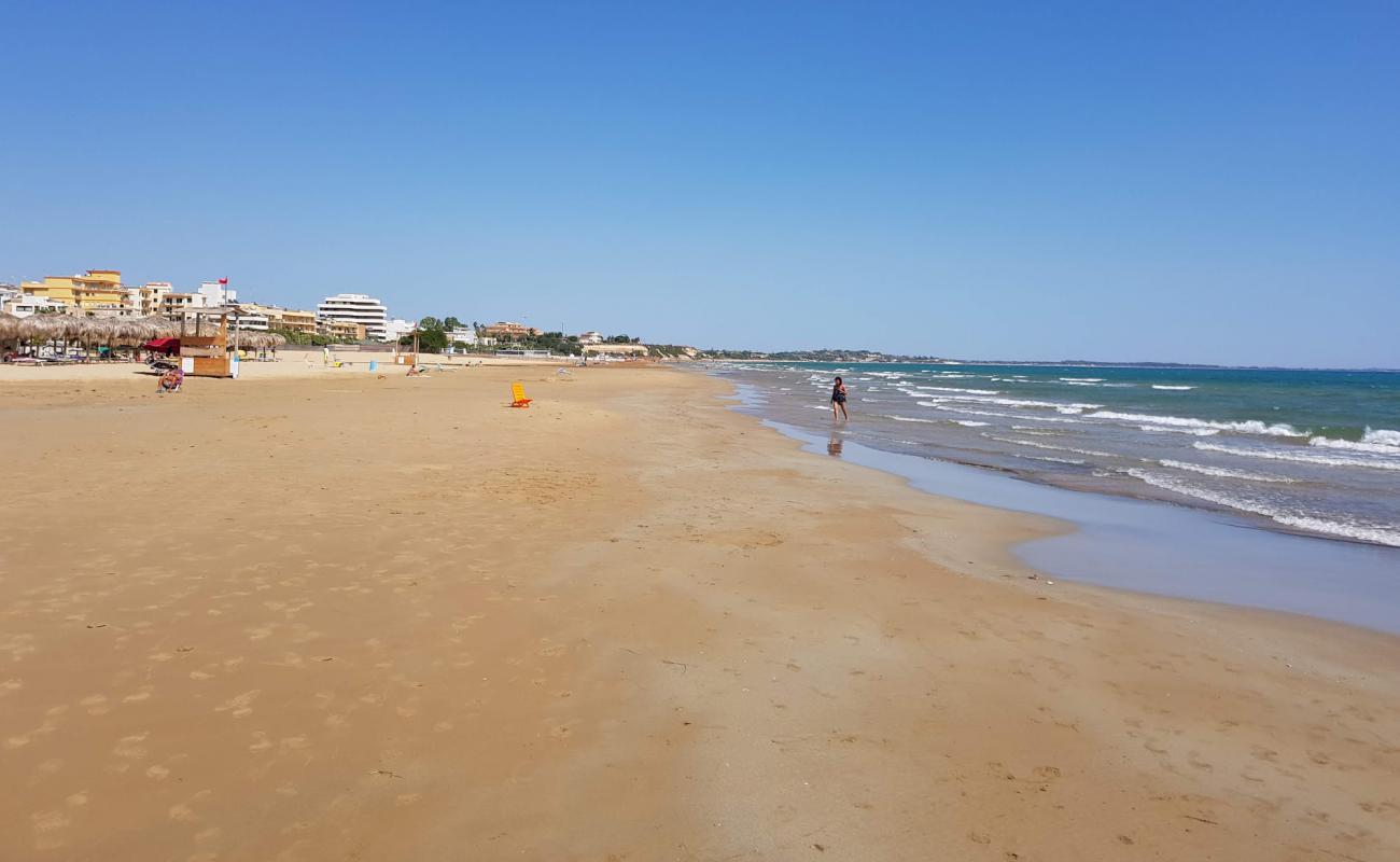 Foto de Spiaggia Pietre Nere con arena brillante superficie