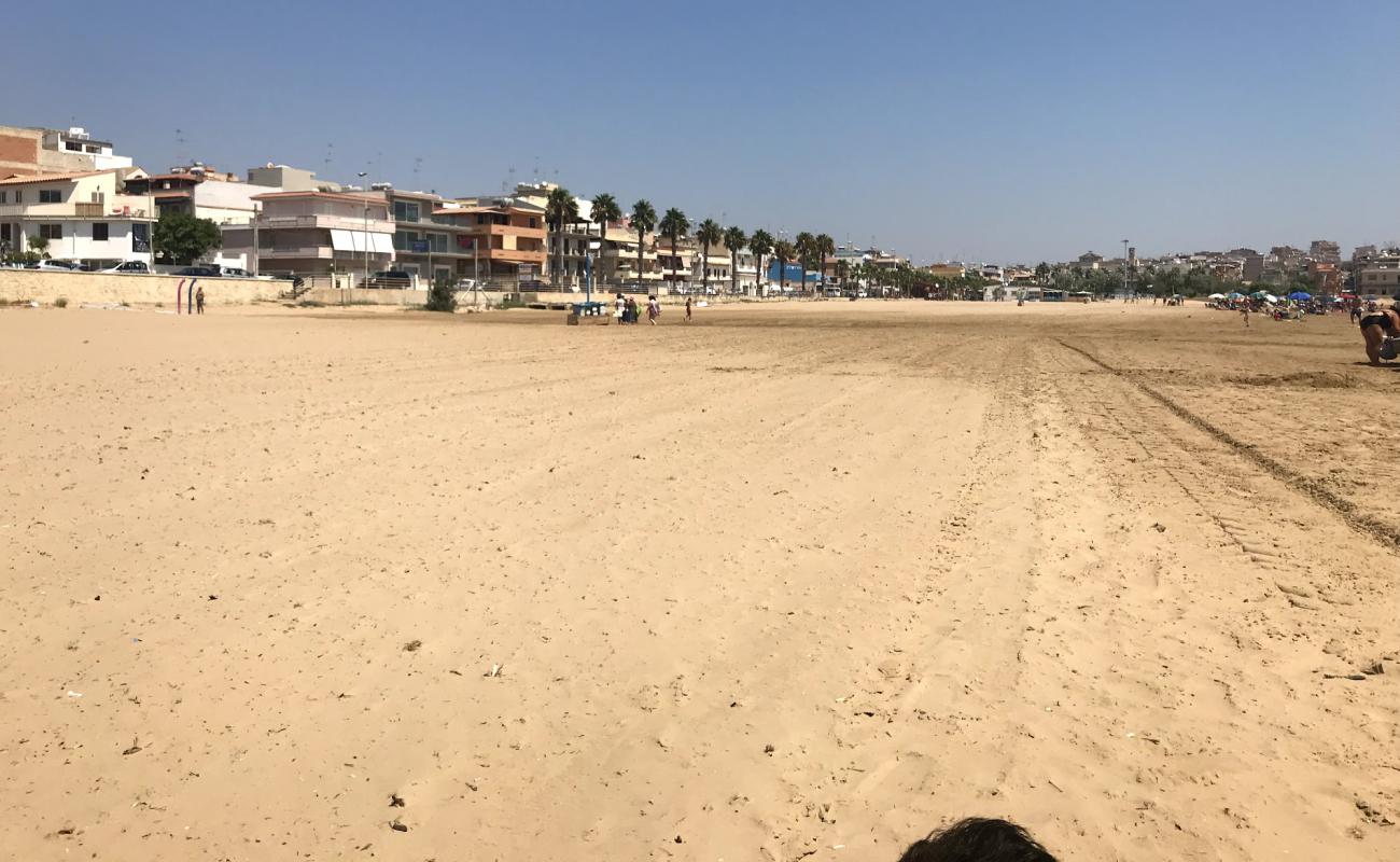 Foto de Spiaggia Raganzino con brillante arena fina superficie