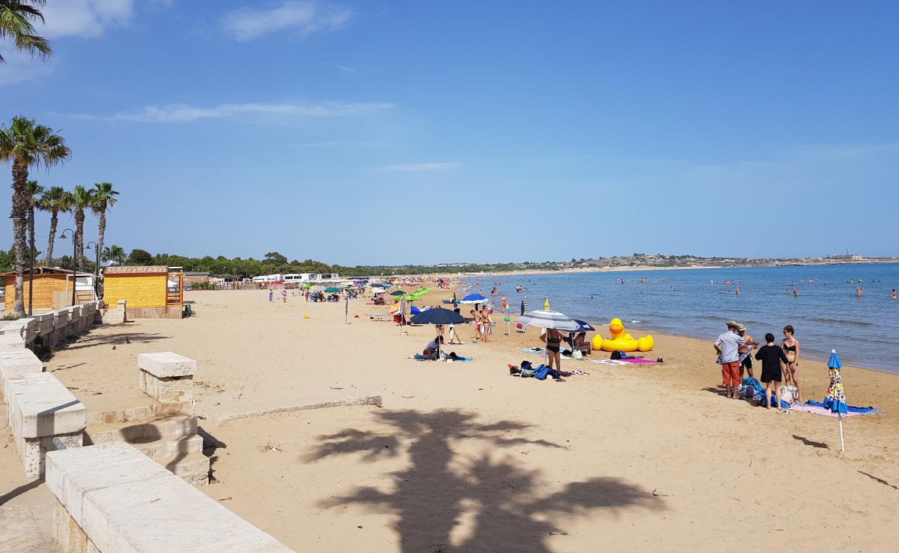 Foto de Spiaggia Di Sampieri con brillante arena fina superficie