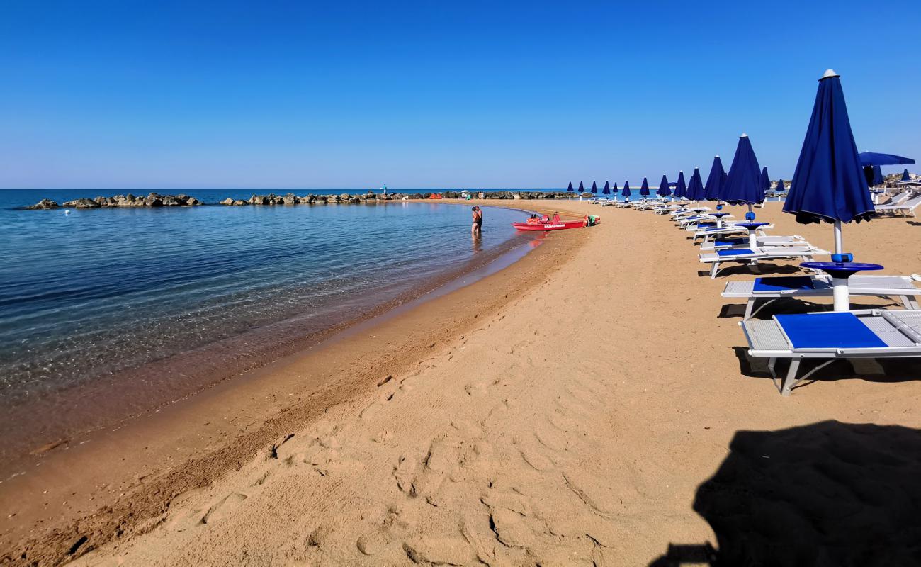 Foto de Lido Marenostrum con arena brillante superficie