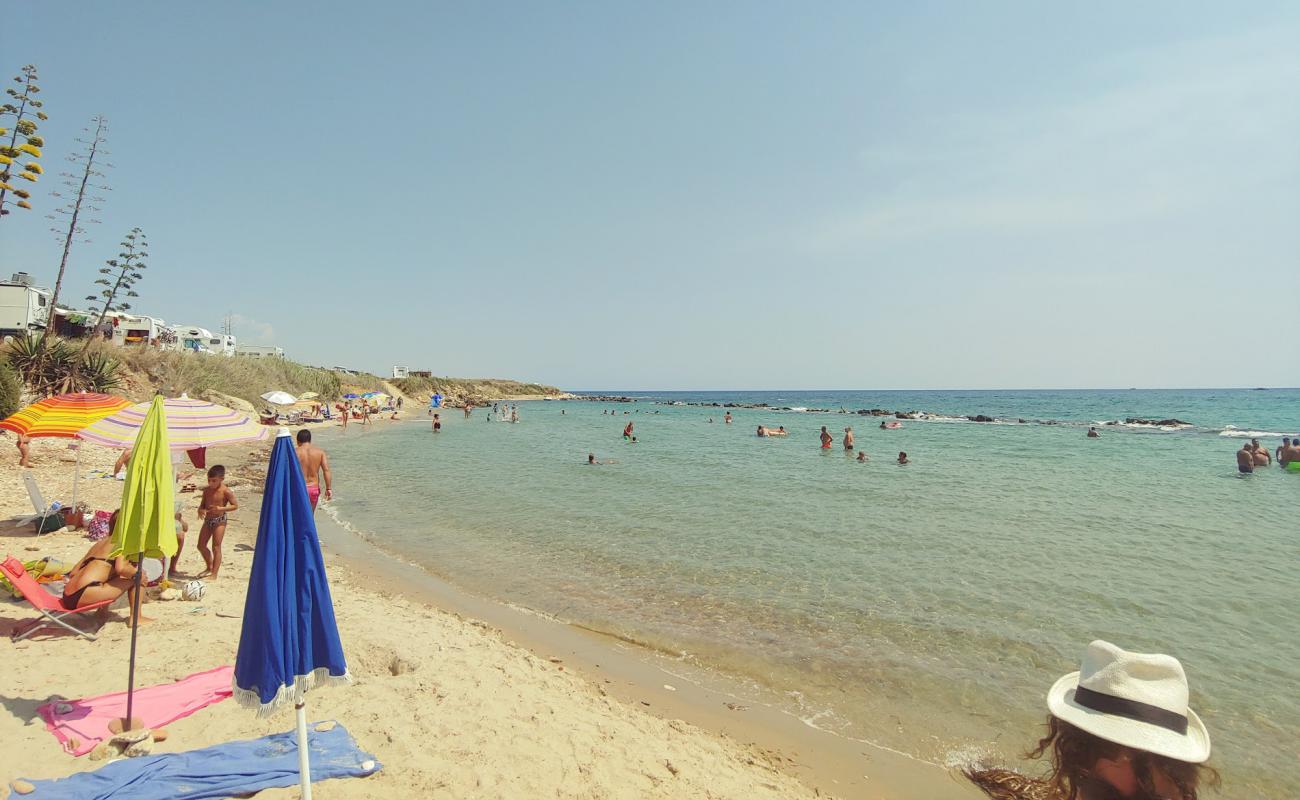 Foto de Spiaggia Fornace con brillante arena fina superficie