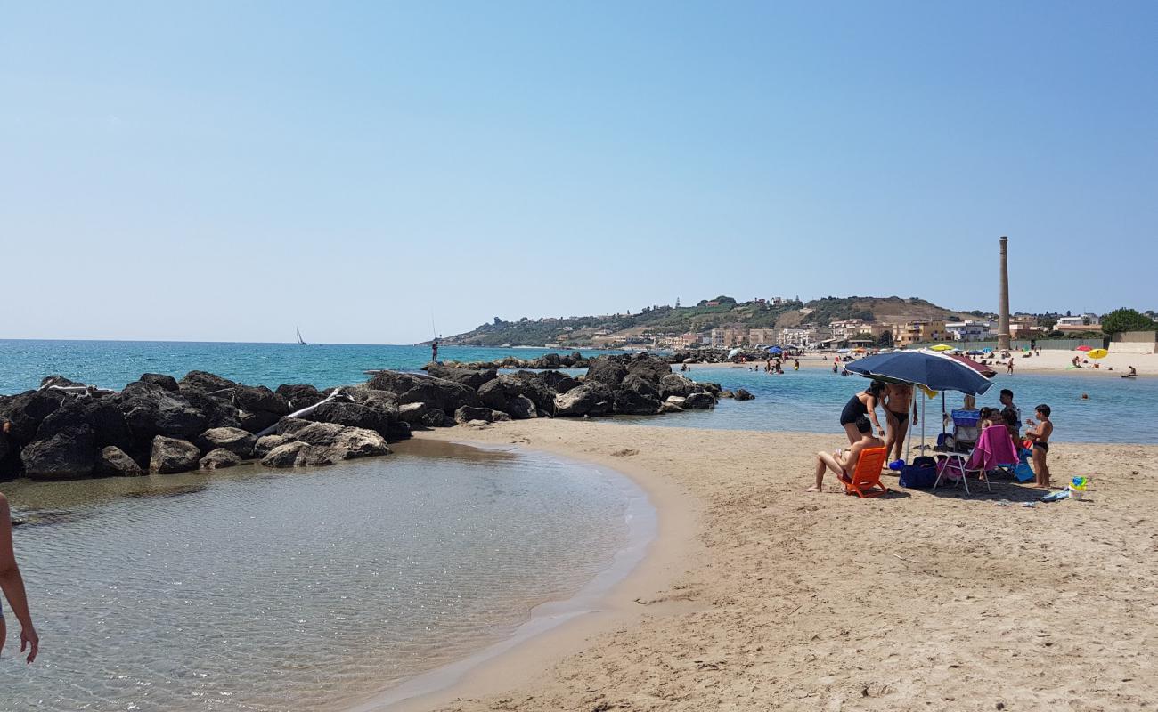 Foto de Tonnara beach con brillante arena fina superficie