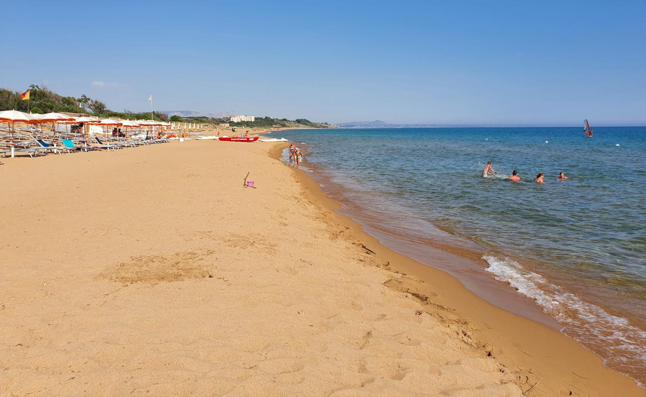 Foto de Spiaggia La Pineta con brillante arena fina superficie